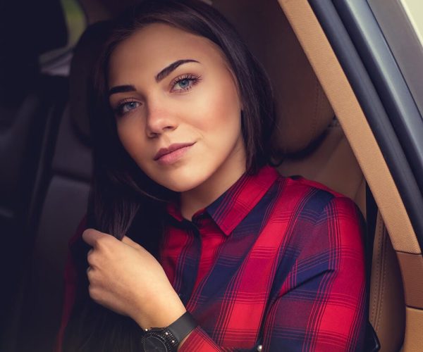 brunette-girl-in-a-car-6AUNV2Y.jpg